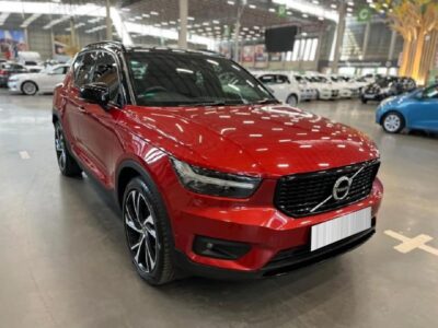 The 2019 VOLVO XC40 T5 R-DESIGN AWD GEARTRONIC