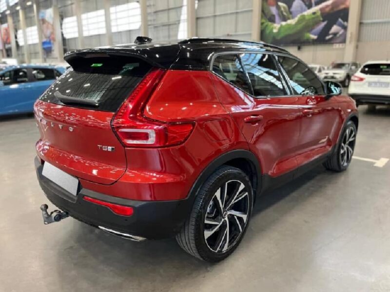 The 2019 VOLVO XC40 T5 R-DESIGN AWD GEARTRONIC